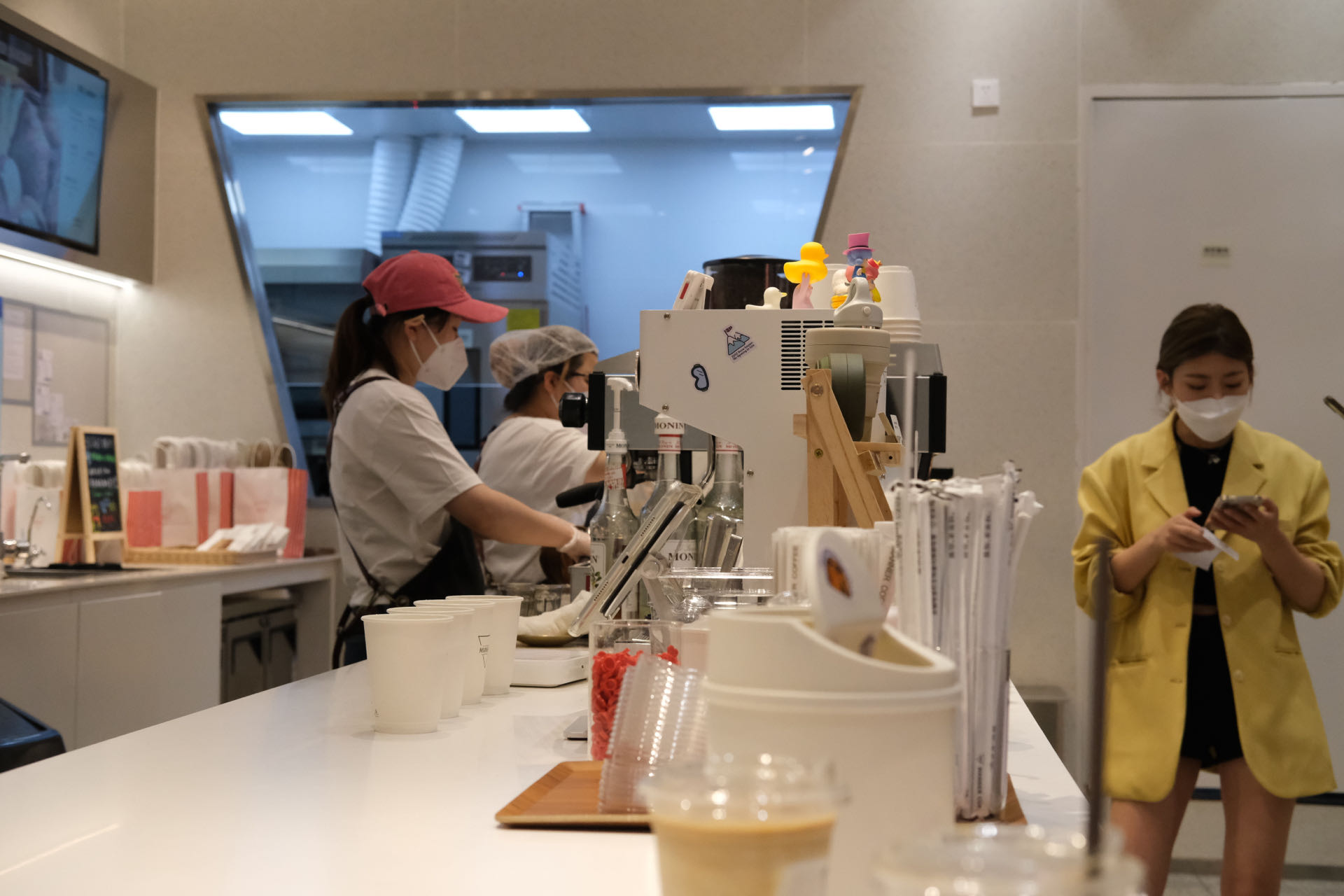 上海某商圈，等待咖啡的女顧客。錢尤祎攝