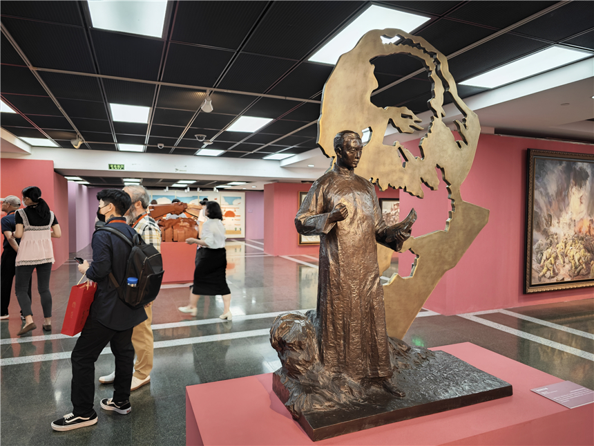 觀眾認真觀看“藝術中的紅——重大歷史題材美術創作工程”作品展。劉歆 攝