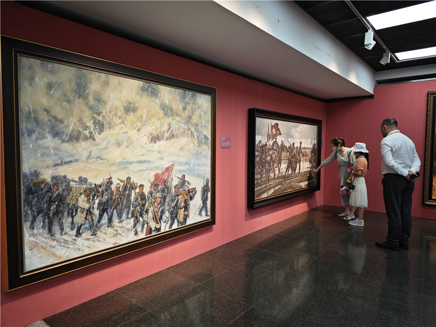 觀眾認真觀看“藝術中的紅——重大歷史題材美術創作工程”作品展。劉歆 攝