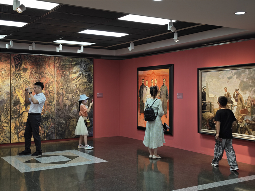 觀眾認真觀看“藝術中的紅——重大歷史題材美術創作工程”作品展。劉歆 攝