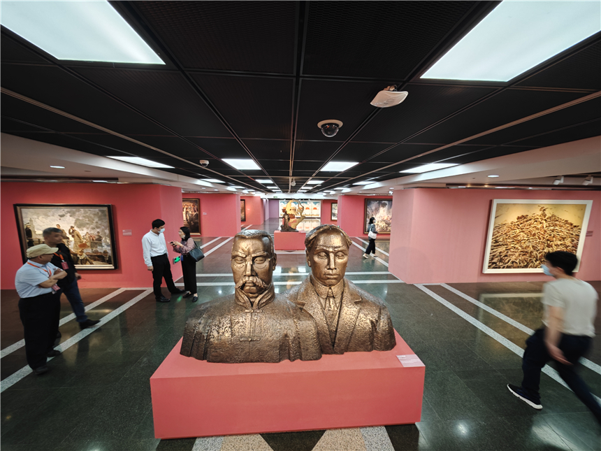 觀眾認真觀看“藝術中的紅——重大歷史題材美術創作工程”作品展。劉歆 攝