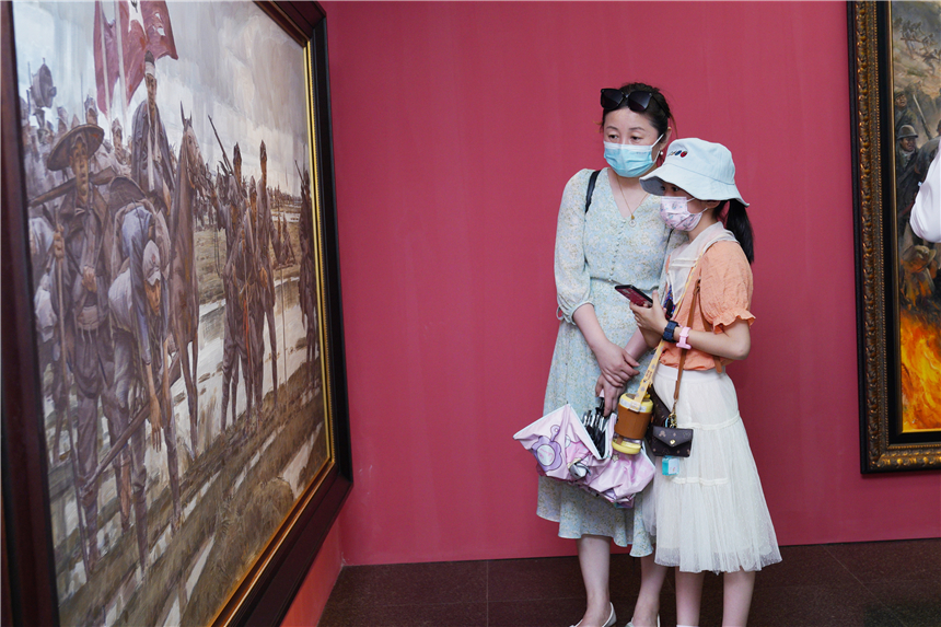 觀眾認真觀看“藝術中的紅——重大歷史題材美術創作工程”作品展。馬奎武 攝