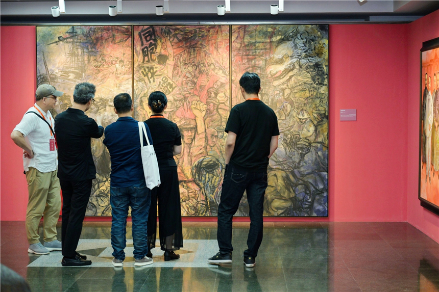 觀眾認真觀看“藝術中的紅——重大歷史題材美術創作工程”作品展。劉榮華 攝