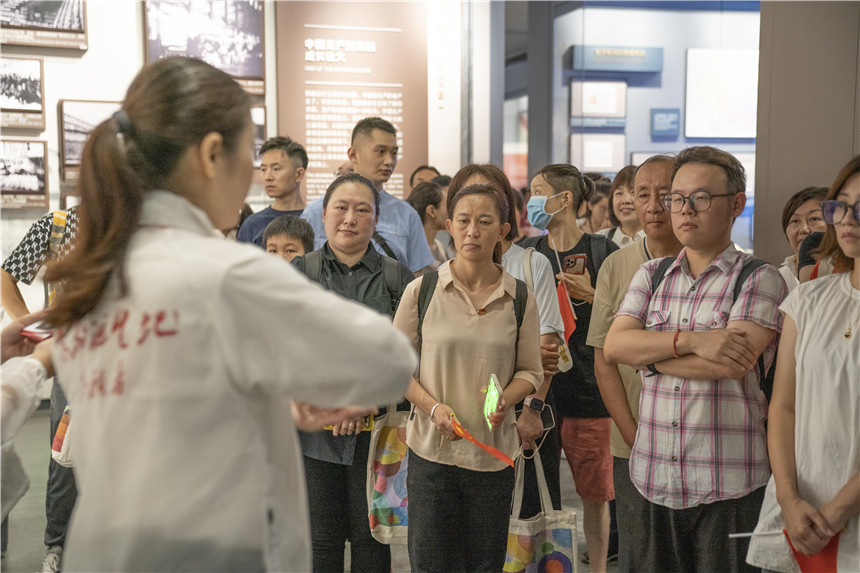 中共一大紀念館與黃浦區殘聯聯合成立黃浦手語紅色宣講團。在來自上海市第四聾校的志愿者帶領下，首批聽障團隊來到中共一大紀念館參觀。馬奎武 攝