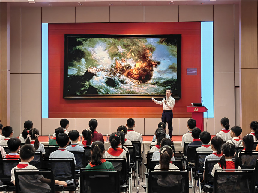 7月1日下午，中共一大紀念館邀請50余名青少年走進“紅色殿堂”，聆聽一節別開生面的 “大思政課”。馬瑋佳 攝