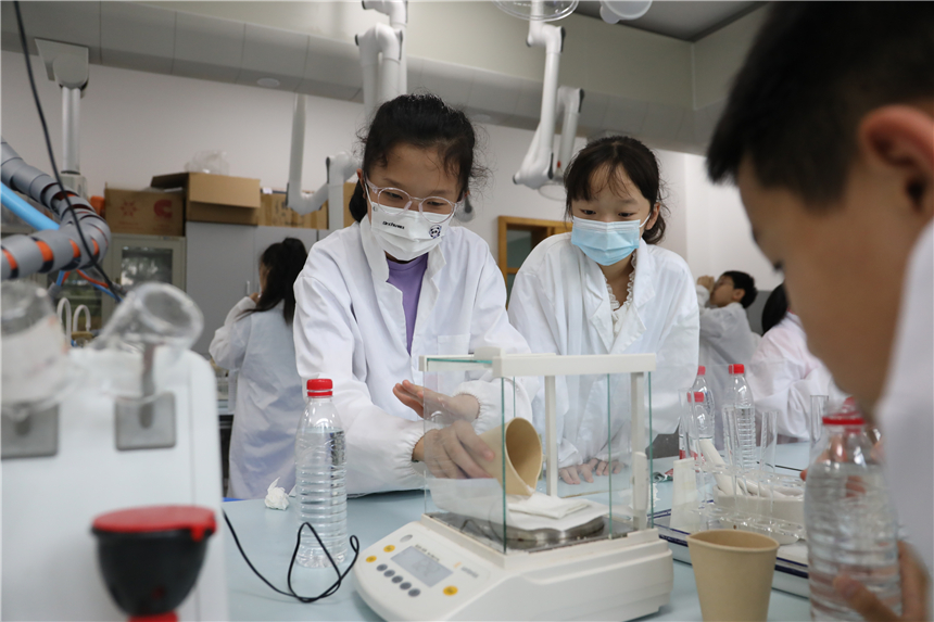 孩子們體驗生活中的化學之自制汽水。