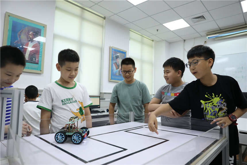 機器人社團學員探索機器人走迷宮。