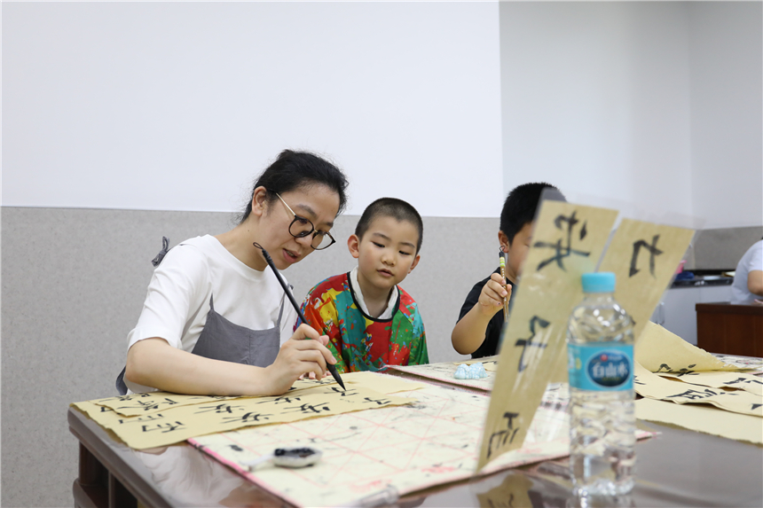 書法老師正在為孩子做示范。