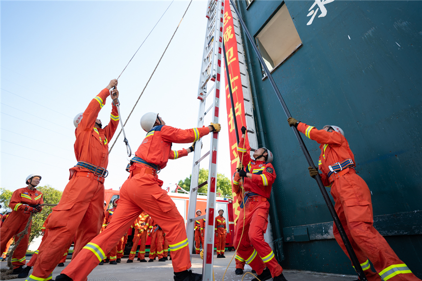 上海金山：戰高溫斗酷暑 消防三伏練兵忙