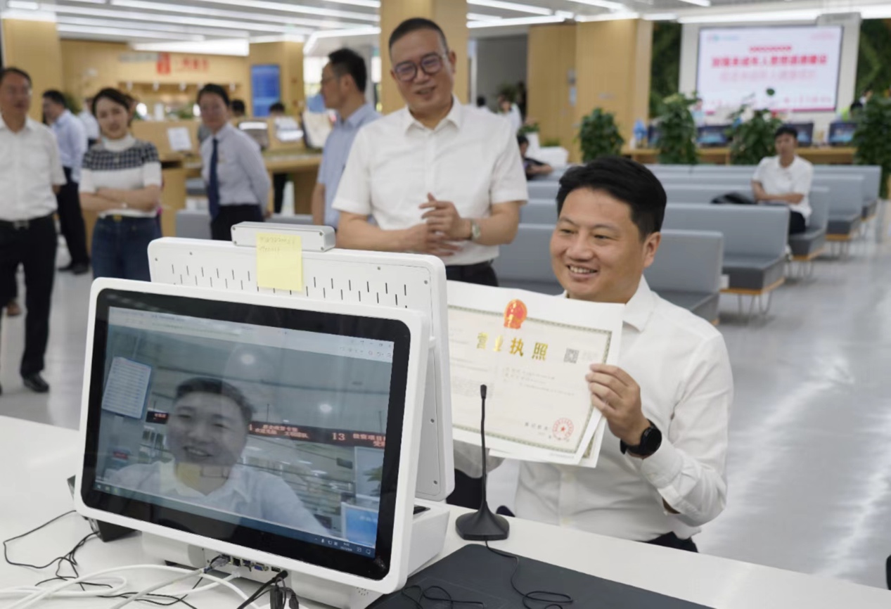 普陀區委書記姜冬冬為企業遠程辦理營業執照。普陀區委宣傳部供圖