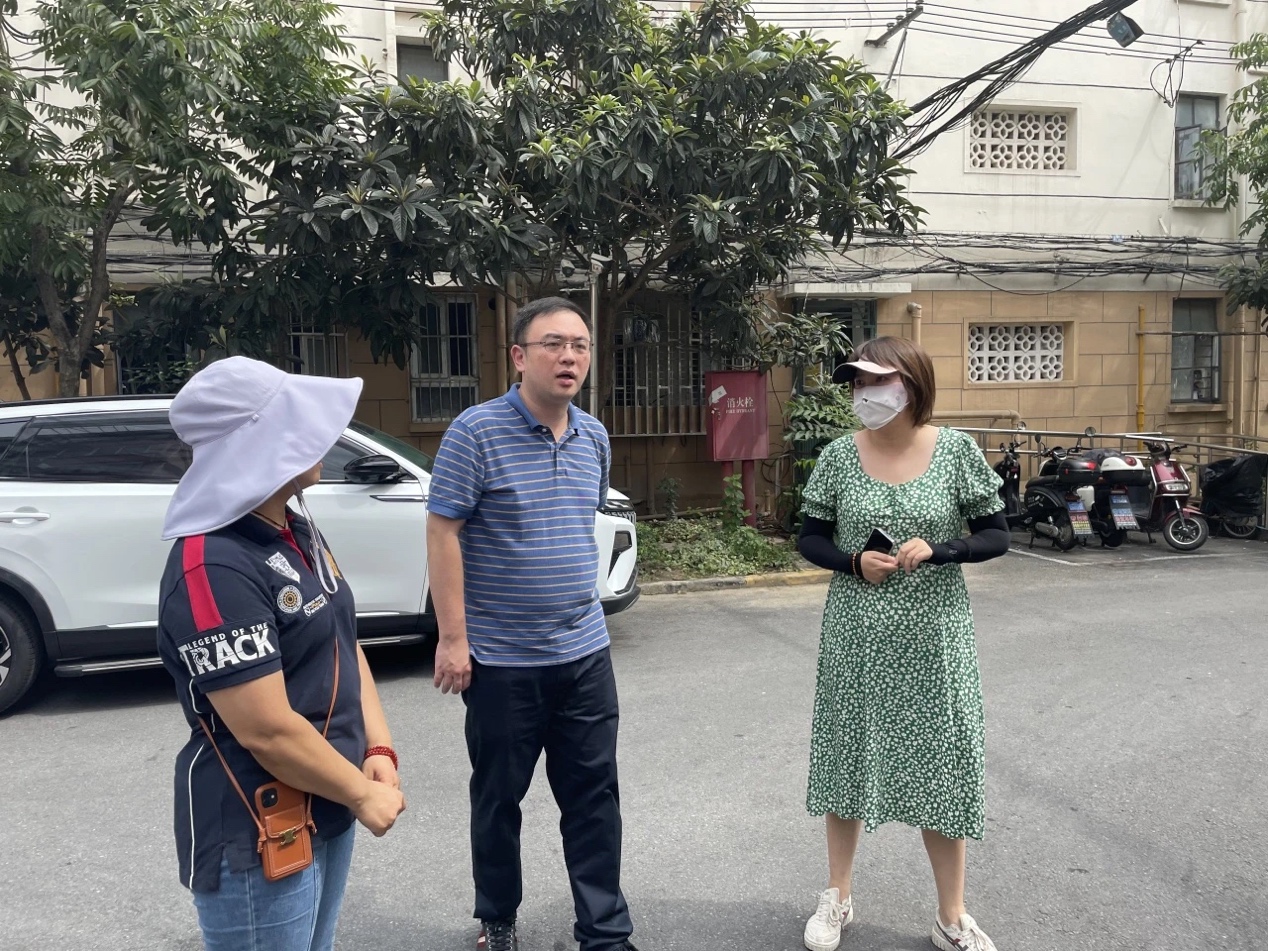 宜川路街道黨工委書記盧禮卿在社區調研。宜川路街道供圖