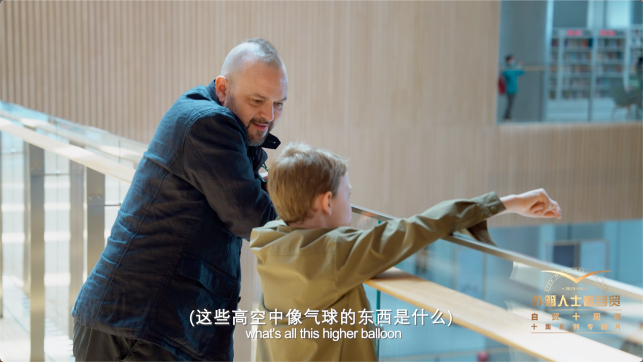 克里斯?哈迪和他的兒子。 “外籍人士看自貿”系列專題片截圖