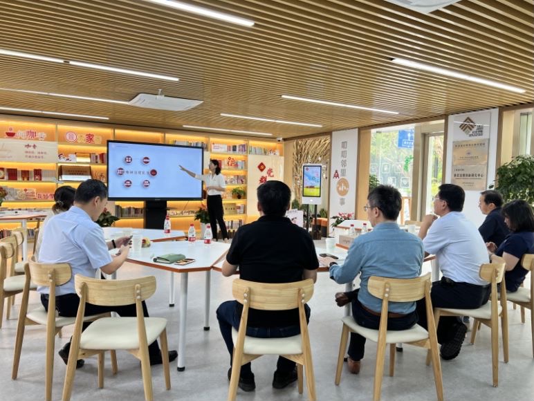 調研團隊一行了解寶山區社區治理學院運行機制。人民網張晶 攝