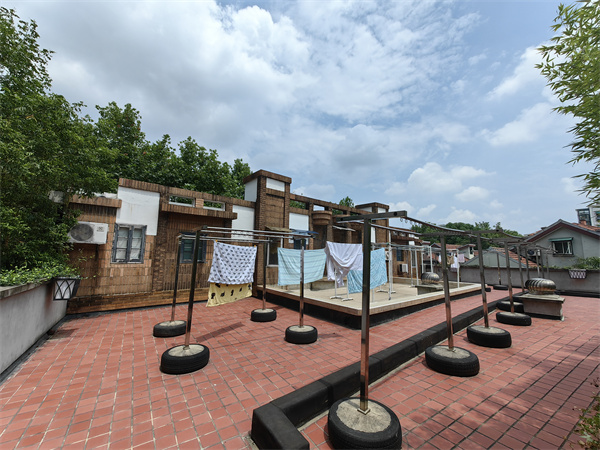 聽取居民建議后，在二樓平臺專門辟出了居民曬被子的空間。 人民網記者 唐小麗 攝