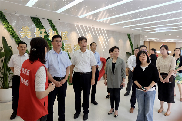 調研團隊在九星家園黨群服務站，了解九星片區網格治理、陣地建設工作。 人民網張晶 攝