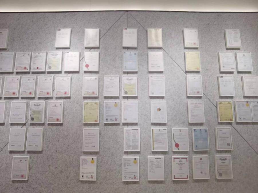 華領醫藥的發明專利證書墻。方敏攝