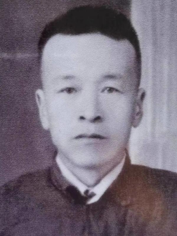 崔海治烈士容貌復原圖（上）與其哥哥照片（下）對比