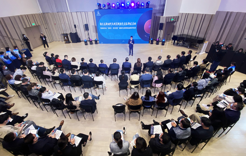 上海徐匯：音樂街區無邊界，隨時隨地感受城市新律動在上海徐匯衡復風貌區，有一片永不落幕的“音樂街區”。以淮海中路、汾陽路、復興中路、寶慶路為主交匯而成的街區，不足0.1平方公里，隸屬湖南街道汾陽片區。袁雪芬舊居、聶耳舊居等歷史保護建筑、文物保護建筑在這里云集，上海音樂學院、上海交響樂團、上海越劇院、上海交響音樂博物館等院團機構集聚，琴行、音樂商店等散布周邊。這里有深厚的人文底蘊與人文氣質，是具有獨特歷史文化魅力、音樂藝術資源的創新發展街區，也是滬上獨樹一幟的建筑可閱讀、音樂可觸摸的特色街區。[詳細]