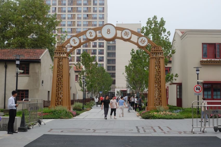 上海楊浦：當城市更新疊加15分鐘社區生活圈，“老街坊”添新活力位于楊浦區長白新村街道的228街坊是新中國首批建成的工人連排住宅，這里牽動無數居民的回憶。228街坊舊址原先是名為“長白一村”的工人新村。解放之初，為解決上海市三百萬產業工人的住房困難，上海率先以“工人新村”為理念，首次由中國建筑師獨立設計，建成了一批9個村，可供兩萬戶家庭居住，“兩萬戶”因此得名，是上海首批完成的“兩萬戶”工人新村，也是上?，F存唯一的成套“兩萬戶”歷史風貌住宅。[詳細]