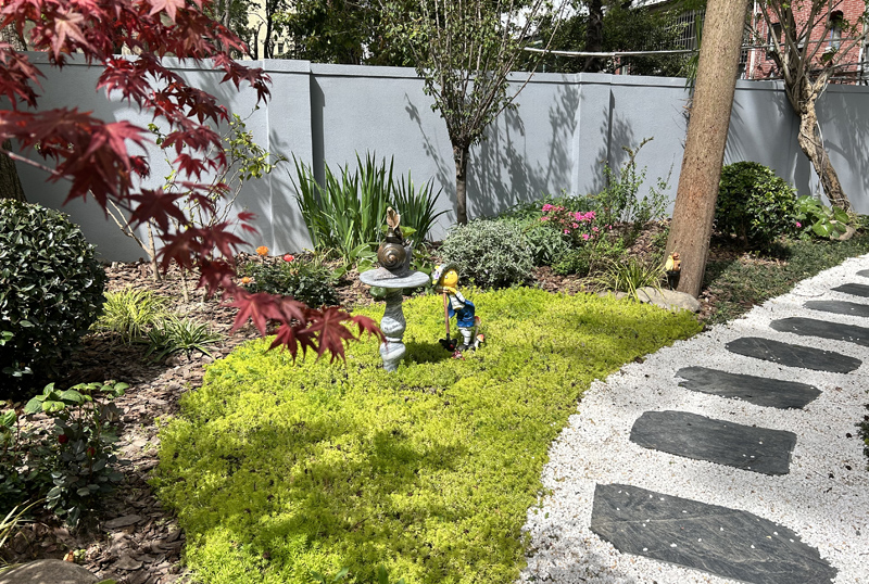 既要“面子”，更要“里子”！上海徐匯區湖南街道這樣煥新街區湖南街道位于上海市徐匯區最北端，與黃浦、靜安、長寧三區交界，轄區1.73平方公里全部位于“衡復歷史文化風貌區”內。風貌區內諸多建筑及道路規劃已近百年，基礎硬件和生活設施日漸老化。一些“小梁薄板”房不僅產權多元、商居混用，而且生活設施不全、消防安全隱患突出。如何讓居住空間既保留歷史風貌又滿足居民需求，成為亟待破解的治理難題。[詳細]