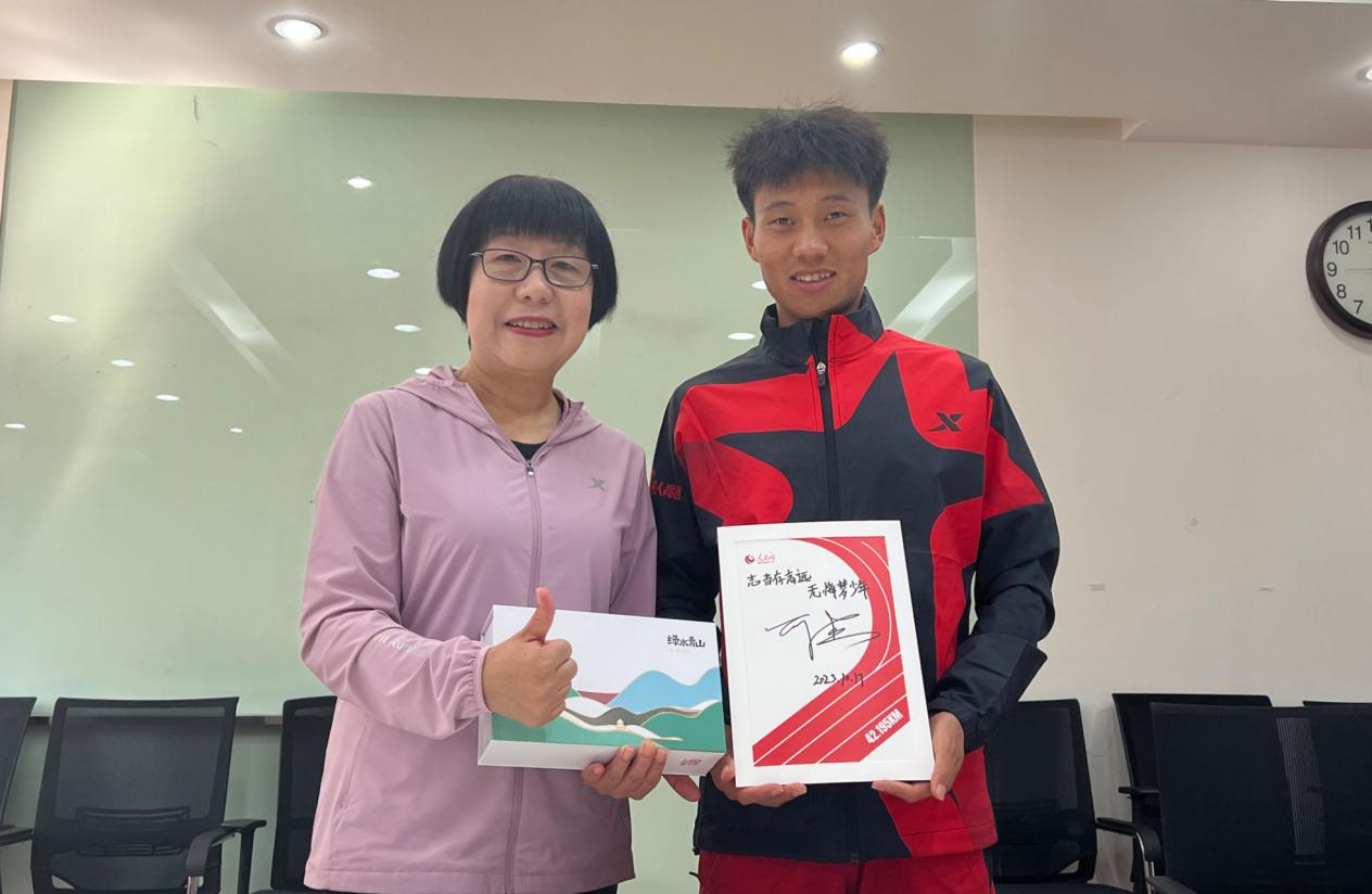 何杰展示為人民網網友寫的寄語。人民網馬作鵬攝