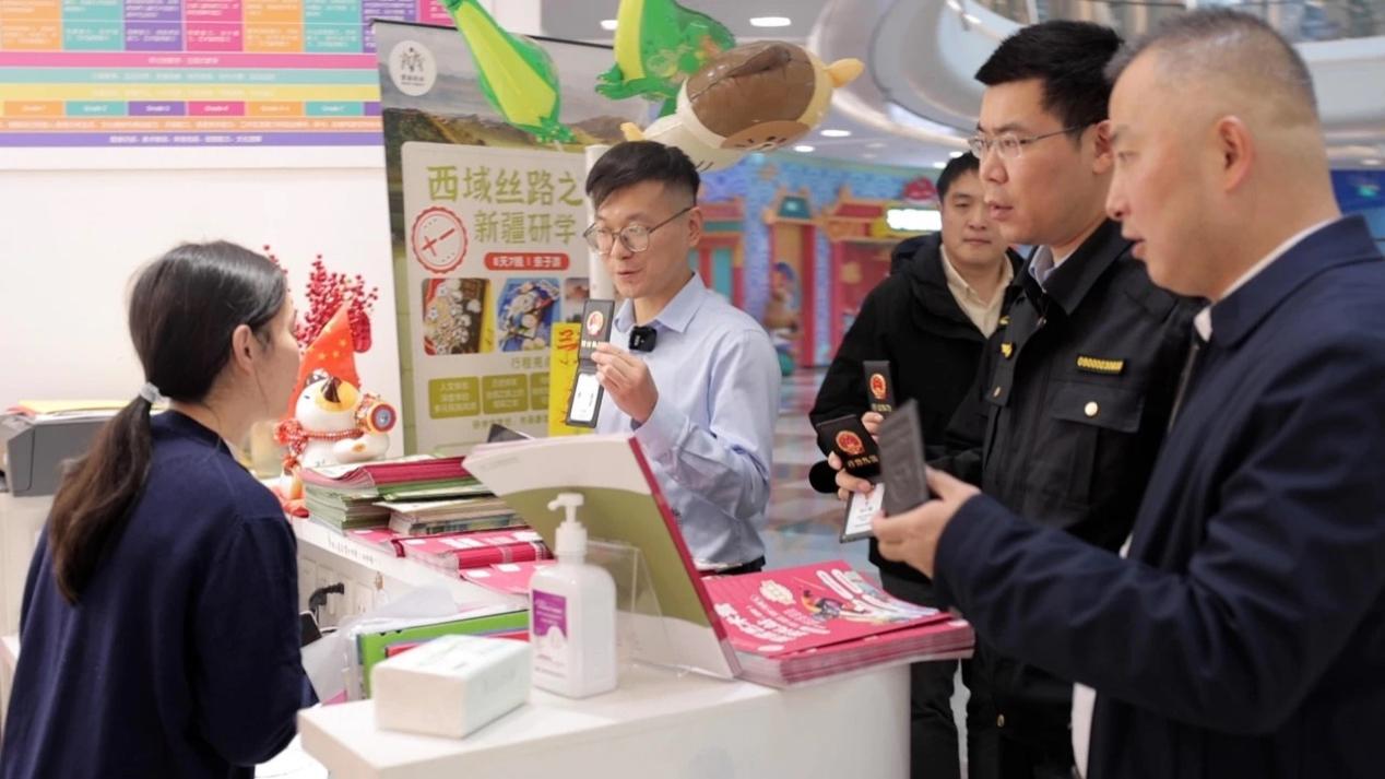 “亮劍浦江”行動期間，上海市委網信辦、市市場監管局執法人員集中在商場檢查。 上海市委網信辦供圖
