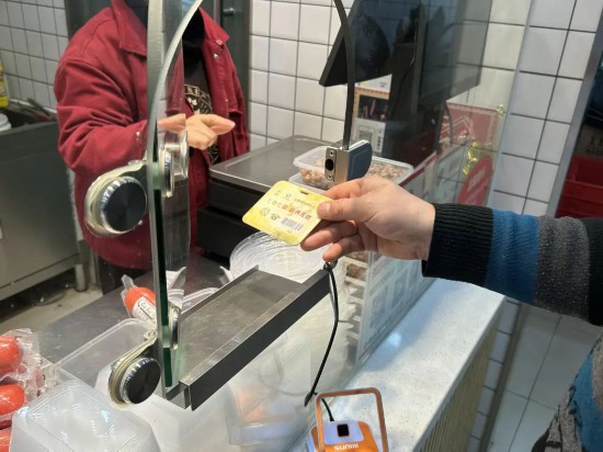 智助“頤養”在五里，繪就“享”老新底色 隨著人口老齡化、高齡化程度的發展，對養老服務的需求日益增長。如何精準回應居民需求，如何提供多樣化、多層次的優質養老服務，已成為一大痛點問題。自2021年起，五里橋街道圍繞黃浦區“五邊十色”養老服務建設目標，不斷完善養老服務體系，推出“七心七助”原居頤養計劃。[詳細]