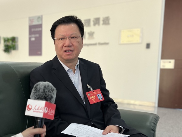 大江東︱政協委員秦文波：心系科技創新 履職無處不在  今年上海兩會開幕前，上海市政協委員、上?？茖W院院長秦文波收到一份“大禮”——在他的爭取下，上海市政協將首次設立的科技界別委員工作室放在了上?？茖W院。“對我這樣首次履職的政協委員來說，這是市政協給予的莫大肯定和信任?！鼻匚牟ㄕf，委員工作室是鏈接政協協商與基層協商的紐帶。通過這個看得見、摸得著的平臺，政協委員能聽到界別里的更多民聲，與基層的科技工作者有更多面對面交流、議政的機會?！啊拥貧狻?，對于政協委員履職盡責至關重要?！鼻匚牟ㄕf。[詳細] 