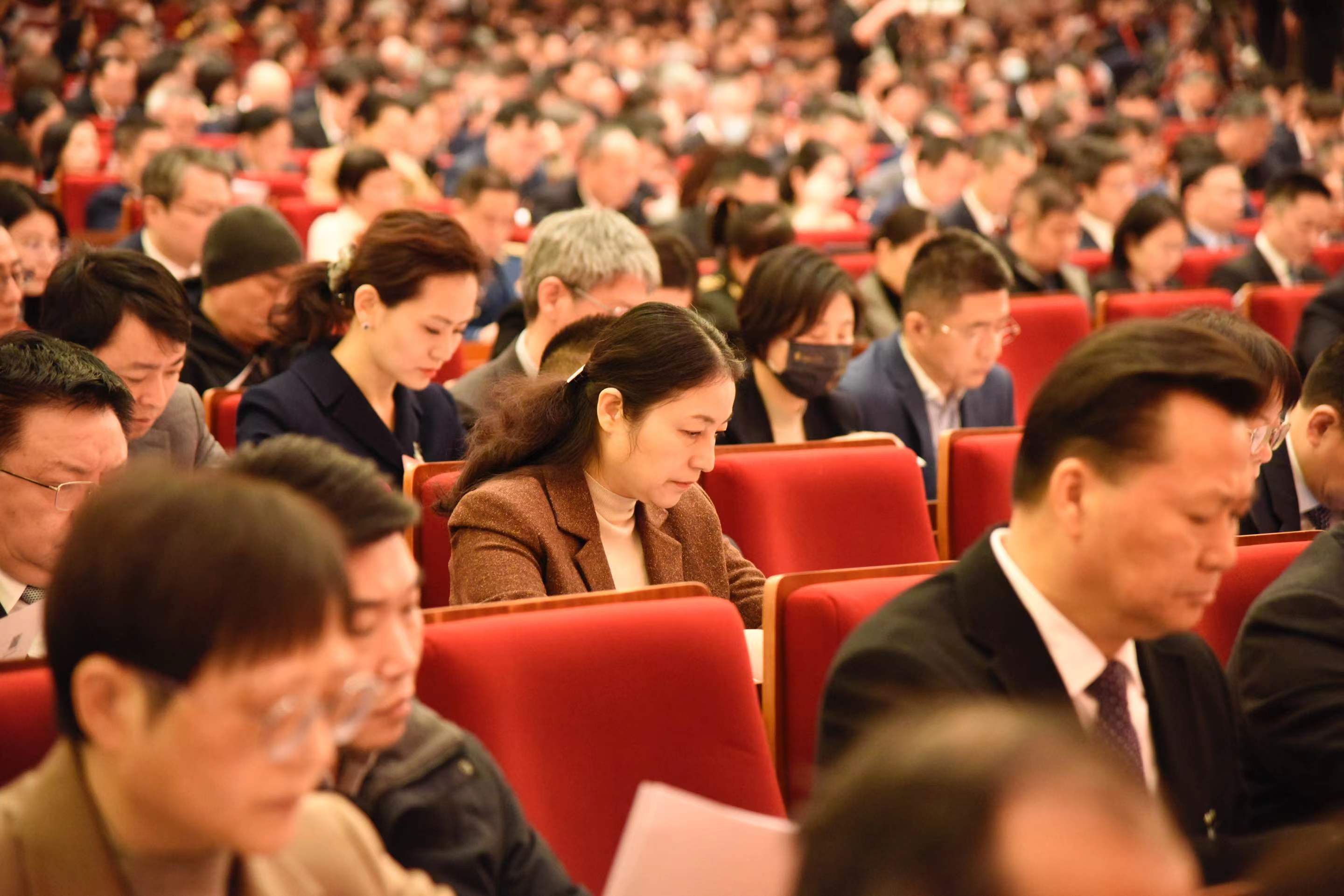 大江東｜上海兩會觀察：“以國家重大戰略為牽引”，高質量發展當領頭羊  浦東引領區建設持續深化，臨港新片區、科創板、長三角一體化發展“三大任務”深入實施，進博會、長三角生態綠色一體化發展示范區、虹橋國際開放樞紐“三大平臺”作用凸顯……今年上海兩會上，市政府工作報告中對國家重大戰略任務進展的回顧，讓許多市人大代表和市政協委員對成績倍感振奮、對未來充滿信心。[詳細] 