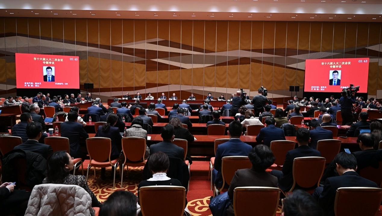 上海市人大“強化科技創新策源功能，加快國際科技創新中心建設”專題審議現場。馬作鵬攝