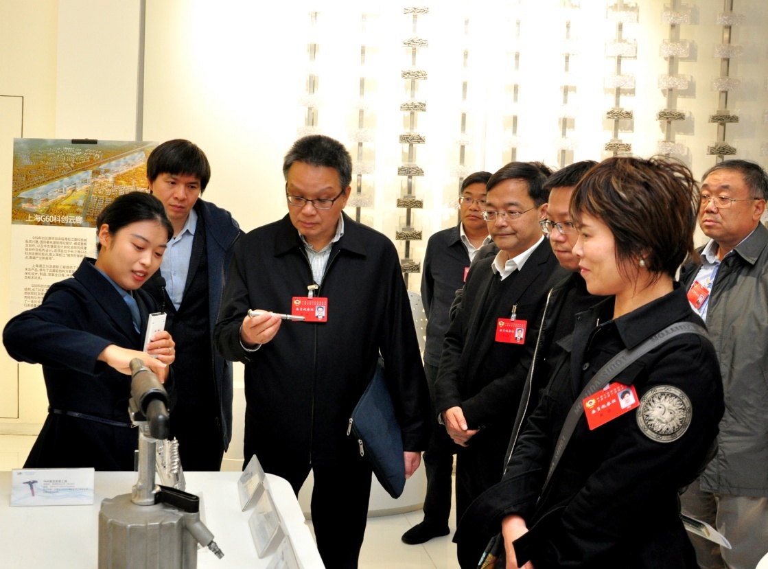 大江東︱“實”字為先、建言協商——新一屆上海市政協履職一年間  回顧過去一年上海市政協工作，上海市政協主席胡文容說：“2023年，新一屆上海市政協全面貫徹落實中共二十大作出的重大戰略部署，在中共上海市委領導下，充分發揮統一戰線組織功能和專門協商機構作用，聚焦實施國家重大戰略深入協商議政，緊扣落實全市中心任務積極出謀劃策，圍繞助推人民城市建設主動獻計出力，著眼激發團結奮進之力廣泛凝聚共識，積極助推上海譜寫中國式現代化建設的新篇章?！盵詳細] 