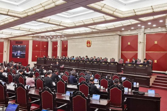 大江東︱發展為要、人民至上——新一屆上海市人大履職一年間  上海市法規規章規范性文件數據庫前不久正式運行，向社會公眾免費提供上海市所有法規、規章、規范性文件的檢索、查詢、下載等服務，收錄文件近3600件。知法方能更好懂法、守法、用法。由上海市人大常委會法工委、辦公廳牽頭，多部門共同參與的這個數據庫，將散落在各個部門、區域的“法”集納在一起，為廣大市民了解自身權利、提升法治意識提供了更多便利。[詳細] 