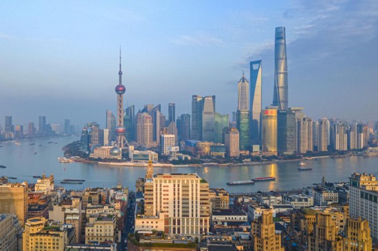 大江東｜上海兩會觀察：把浦東這張“王牌”打得更好  1月22日，上海進入兩會時間。當天，中共中央辦公廳、國務院辦公廳印發的《浦東新區綜合改革試點實施方案（2023－2027年）》（以下簡稱《方案》）正式對外公布。這份《方案》的公布，迅速在上海兩會會場引發熱議。2023年，上海全市生產總值達到4.72萬億元，其中浦東新區達1.68萬億元左右，占比約三分之一。浦東的高水平開放、高質量發展，對于上海在中國式現代化中發揮龍頭帶動和示范引領作用意義重大。[詳細] 