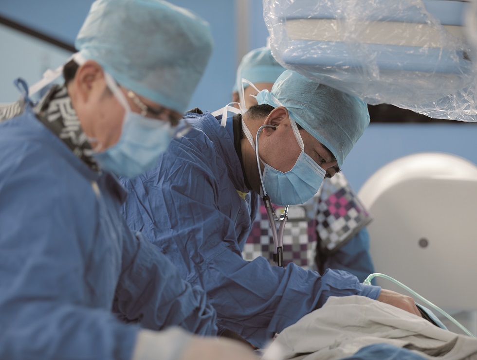 葛均波院士為心肝寶貝的先心病患者楊康琳丹做手術