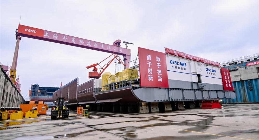 第二艘國產大型郵輪下塢搭載。人民網葛俊俊攝