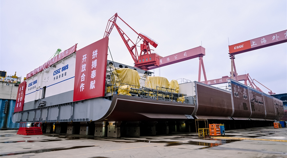 第二艘國產大型郵輪下塢搭載。人民網葛俊俊攝