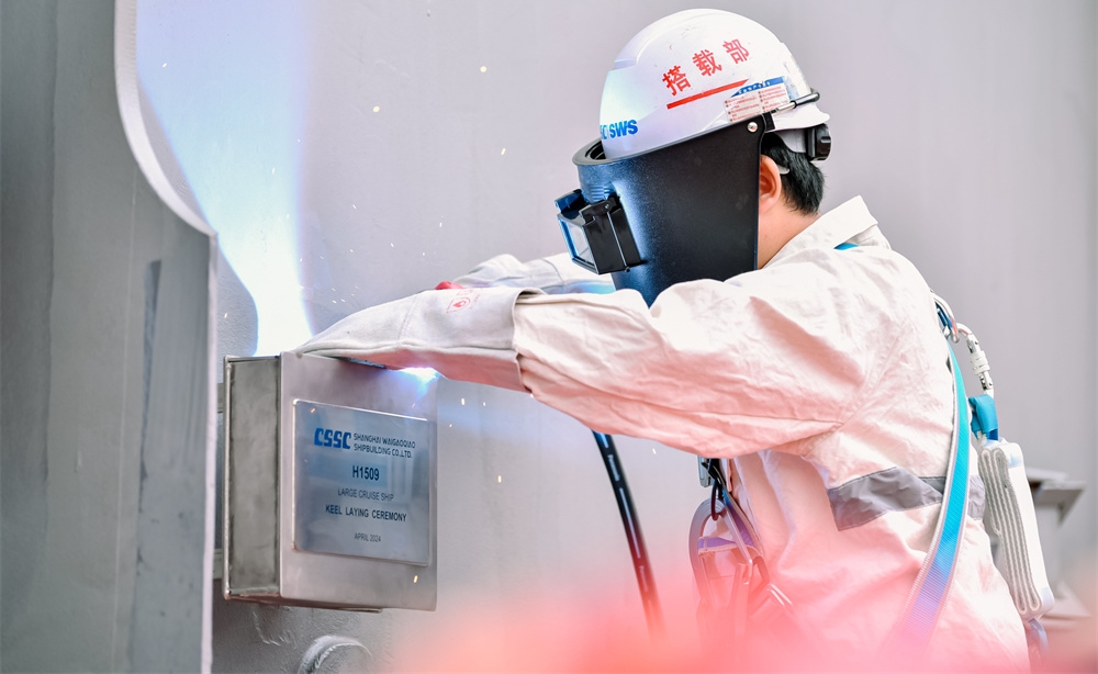 第二艘國產大型郵輪下塢搭載，現場硬幣焊接。外高橋造船供圖