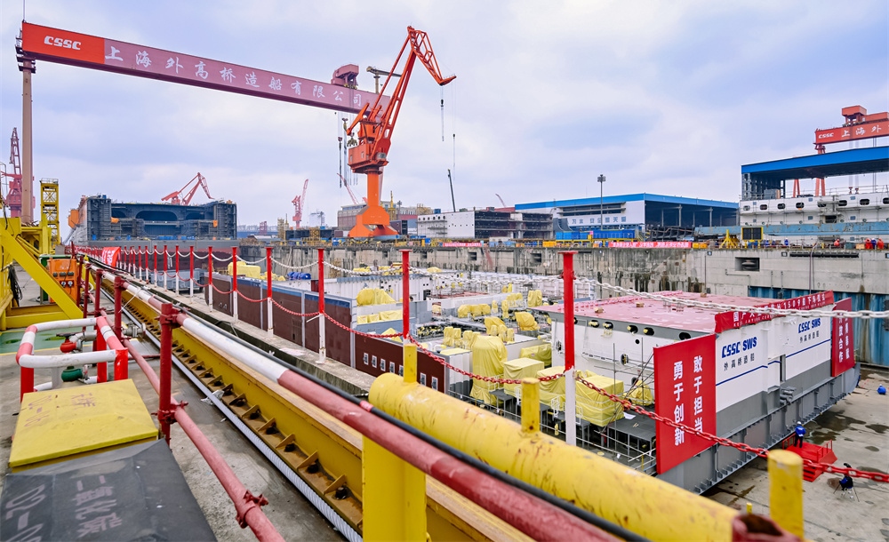 第二艘國產大型郵輪下塢搭載。人民網葛俊俊攝