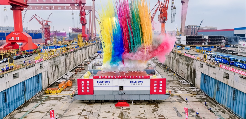 第二艘國產大型郵輪下塢搭載。外高橋造船供圖