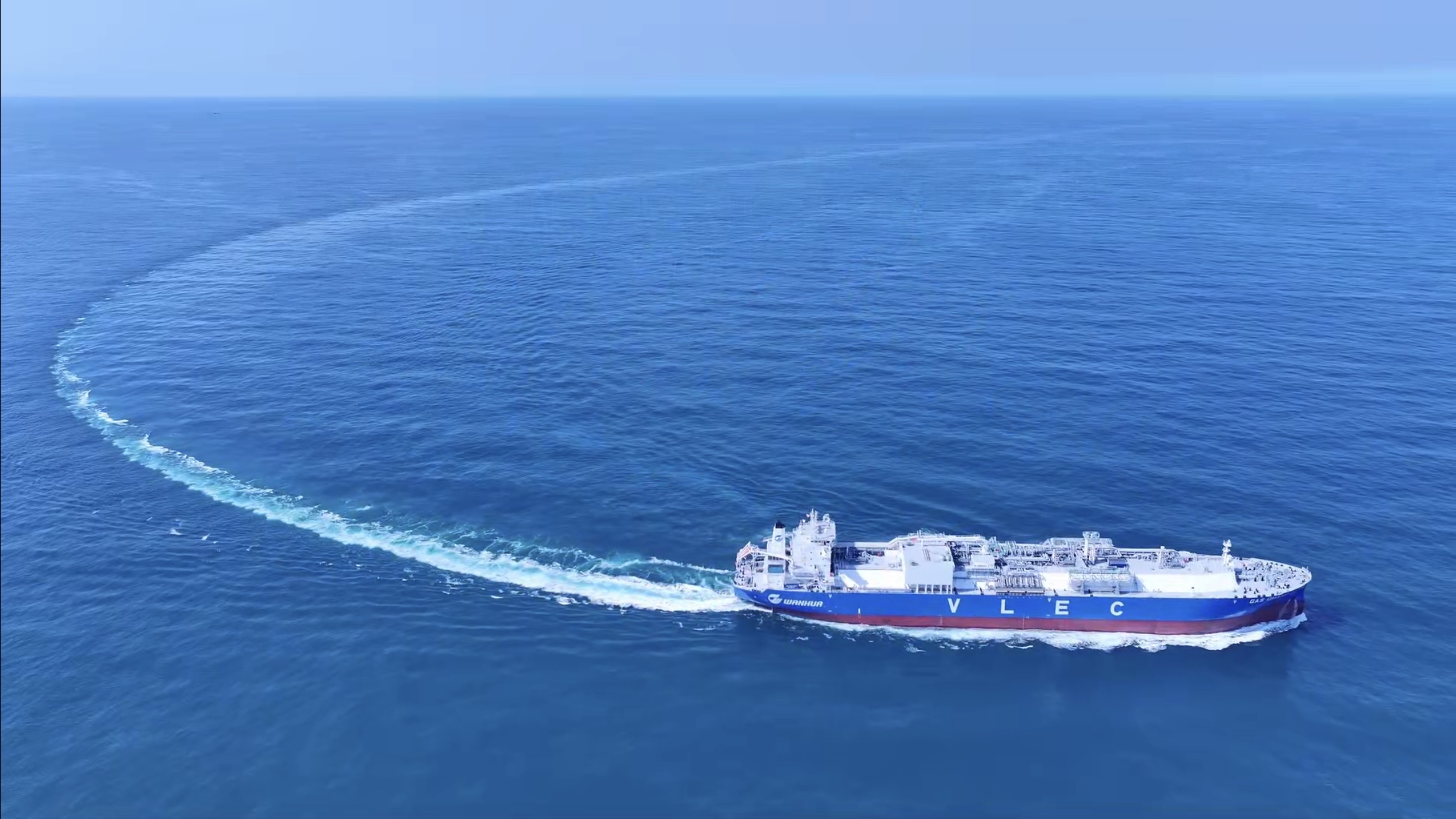 世界最大艙容乙烷雙燃料運輸船在滬交付。