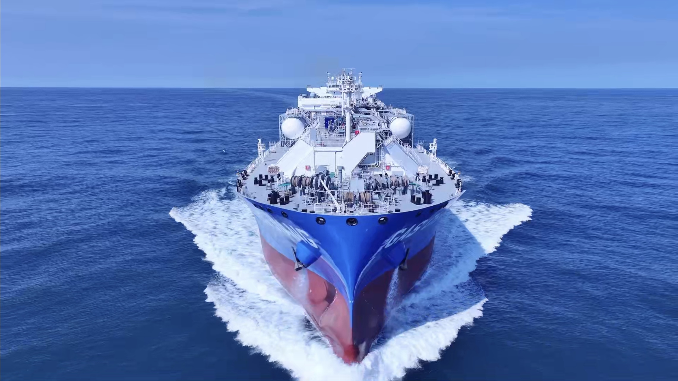 世界最大艙容乙烷雙燃料運輸船在滬交付。