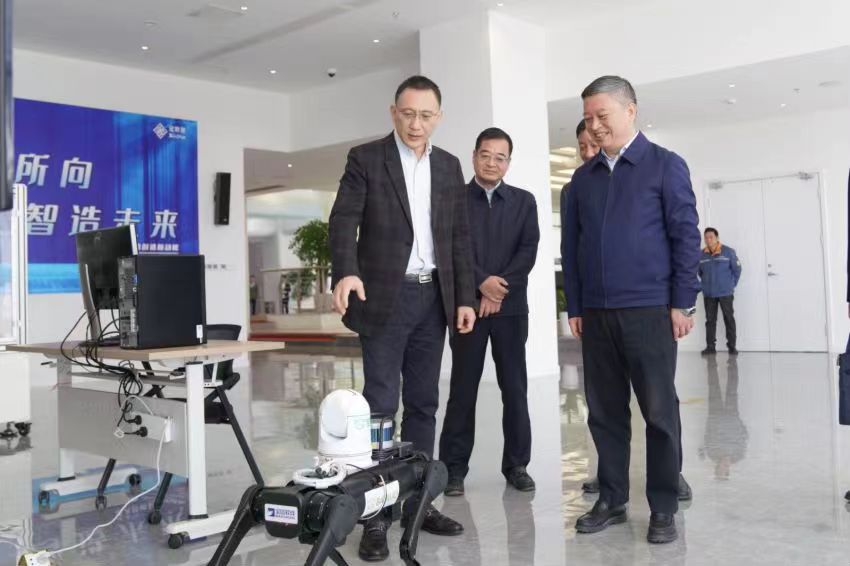 寶山區委書記李晨昊(右一)調研區內高科技企業