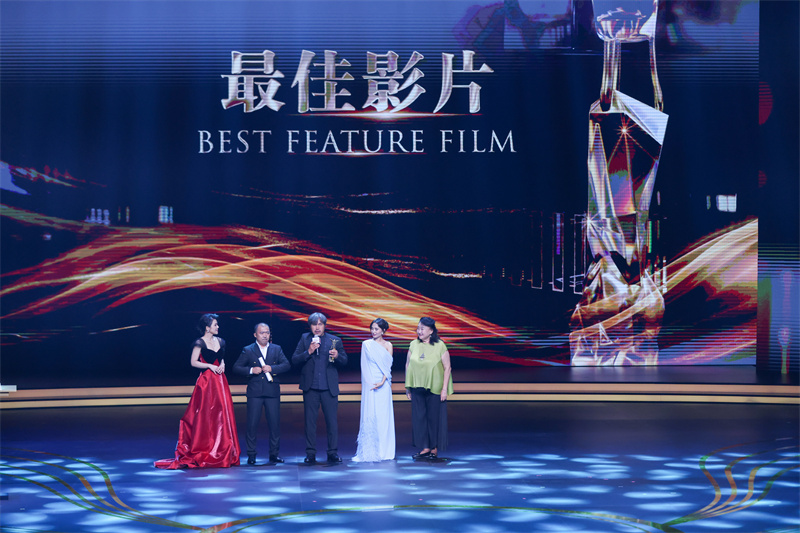 哈薩克斯坦影片《離婚》獲最佳影片。 人民網記者 王初攝