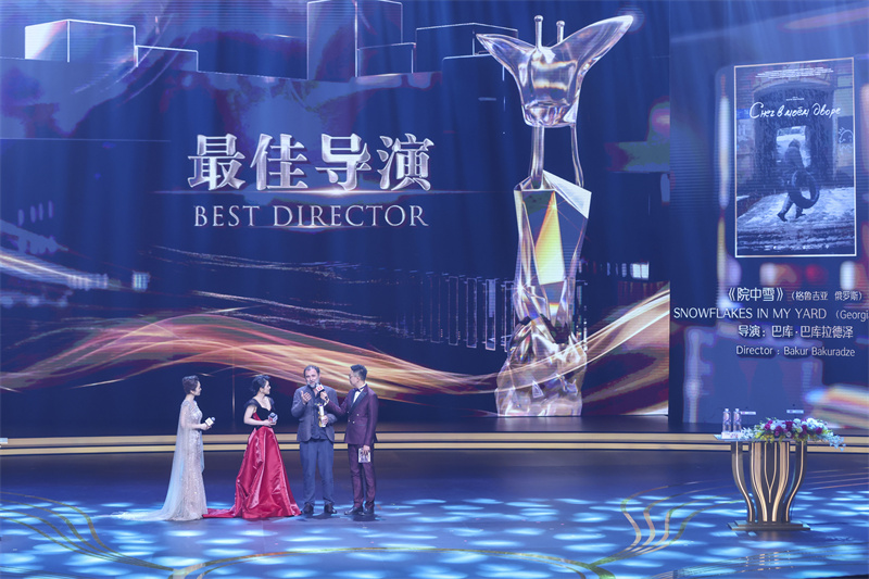 《院中雪》的導演巴庫·巴庫拉德澤獲最佳導演。 人民網記者 王初攝