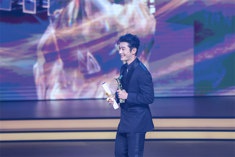 黃曉明憑借《陽光俱樂部》獲得最佳男演員。人民網記者 王初攝