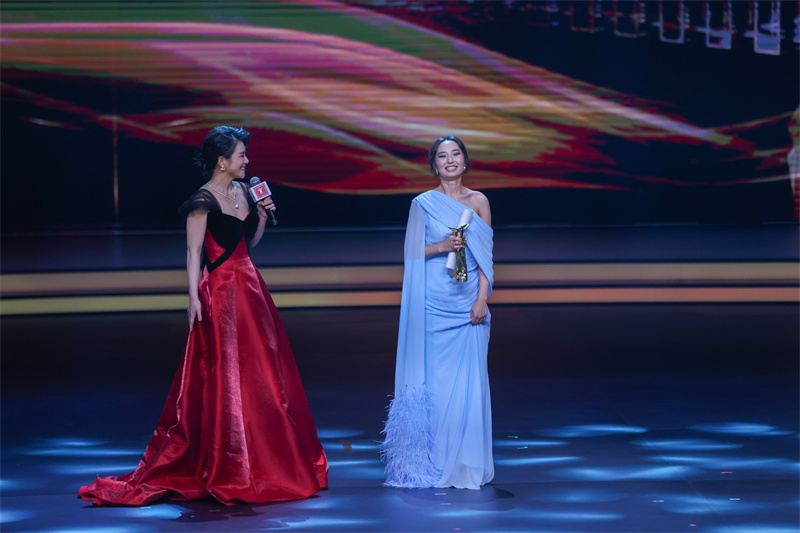 奧瑪洛娃·阿米拉憑借影片《離婚》獲得最佳女演員。 人民網記者 王初攝