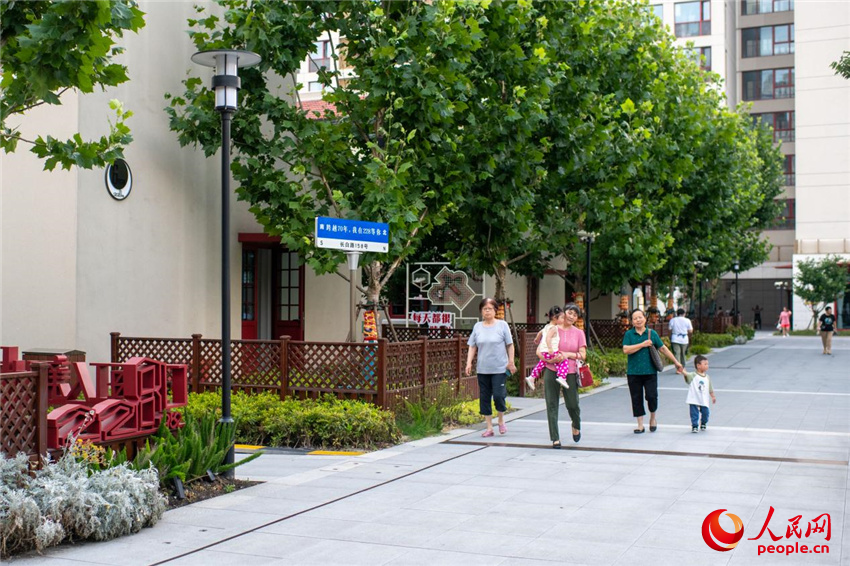 7月8日，228街坊居民帶著小孩休閑散步。人民網記者 翁奇羽攝
