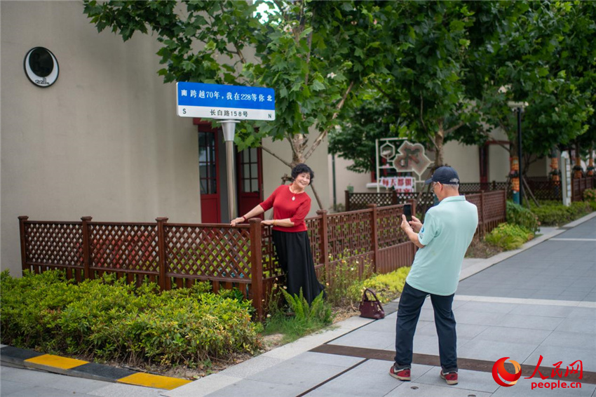 7月8日，煥然一新的228街坊吸引不少本地市民前來打卡，尋找回憶。人民網記者 翁奇羽攝
