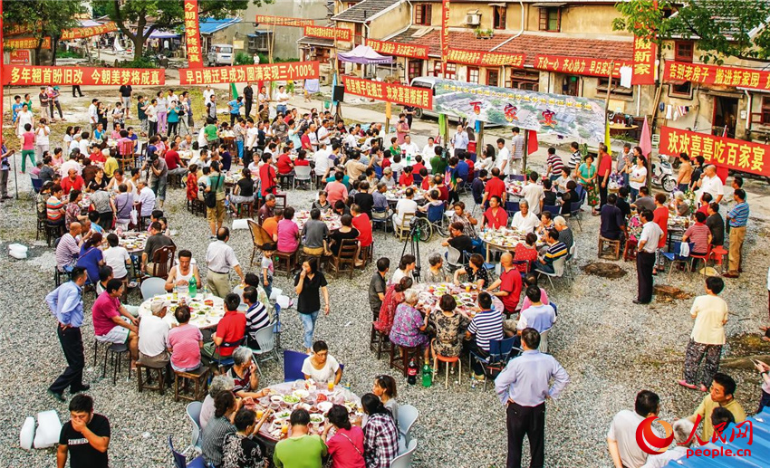 2016年6月23日，居民慶祝舊改簽約生效擺出“百家宴”。長白新村街道供圖