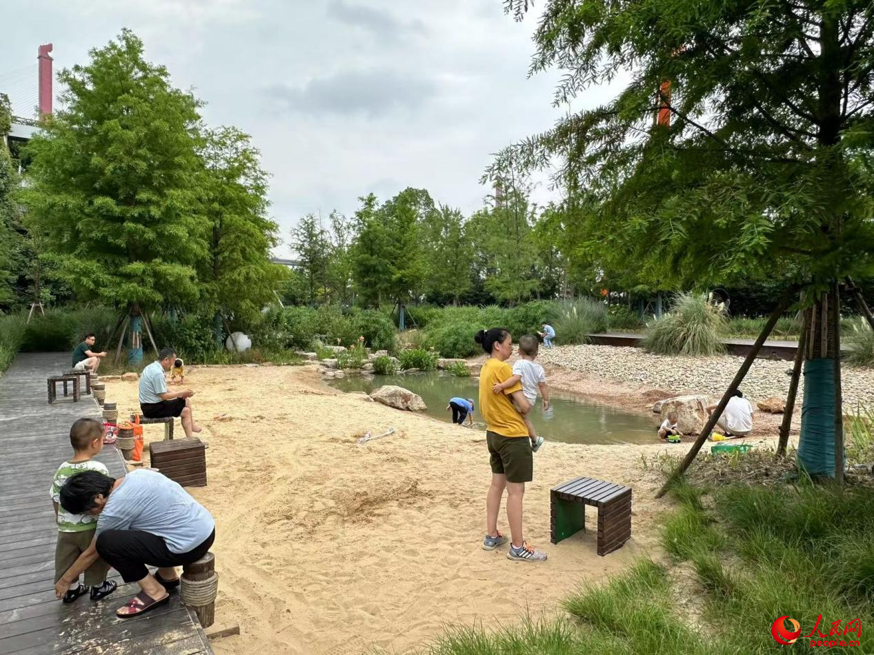 市民在楊浦濱江邊休憩游玩享受慢生活。人民網記者 董志雯攝